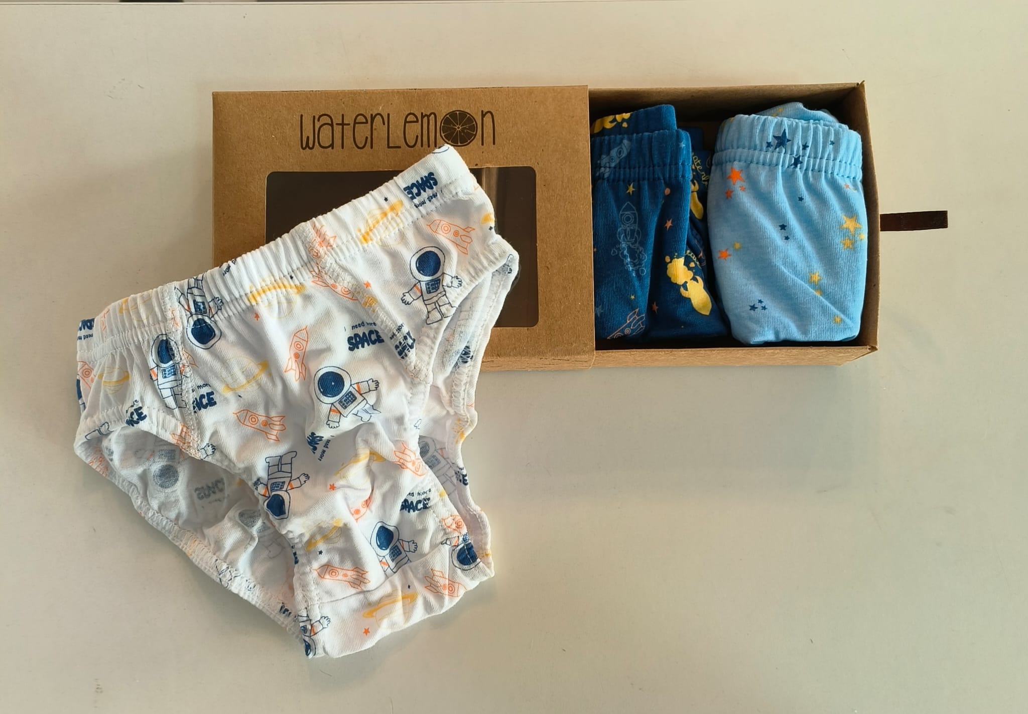 Detalhe da cintura elástica das cuecas Waterlemon, mostrando o tecido suave de algodão e a marca discreta.