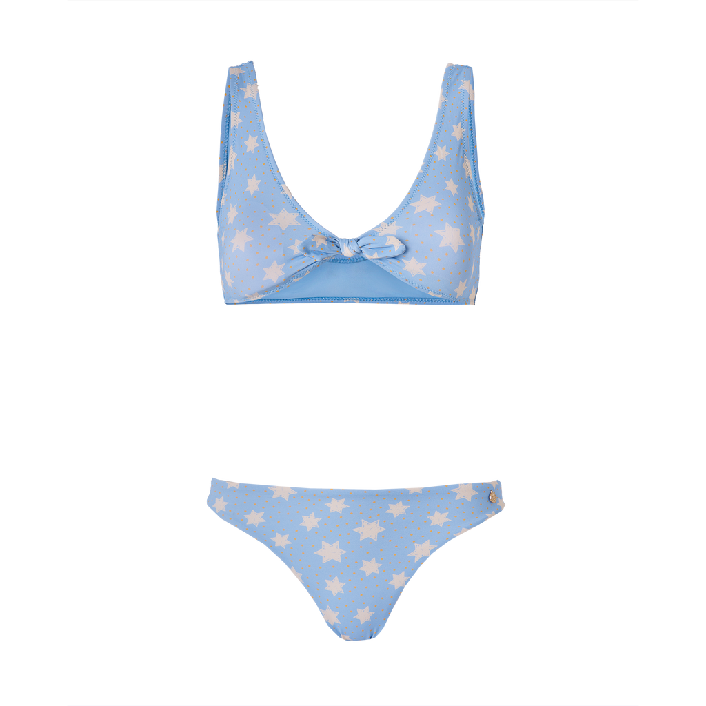Biquíni Waterlemon azul claro com estrelas brancas, vista frontal. Top com decote em V e laço central, cueca de cintura baixa.