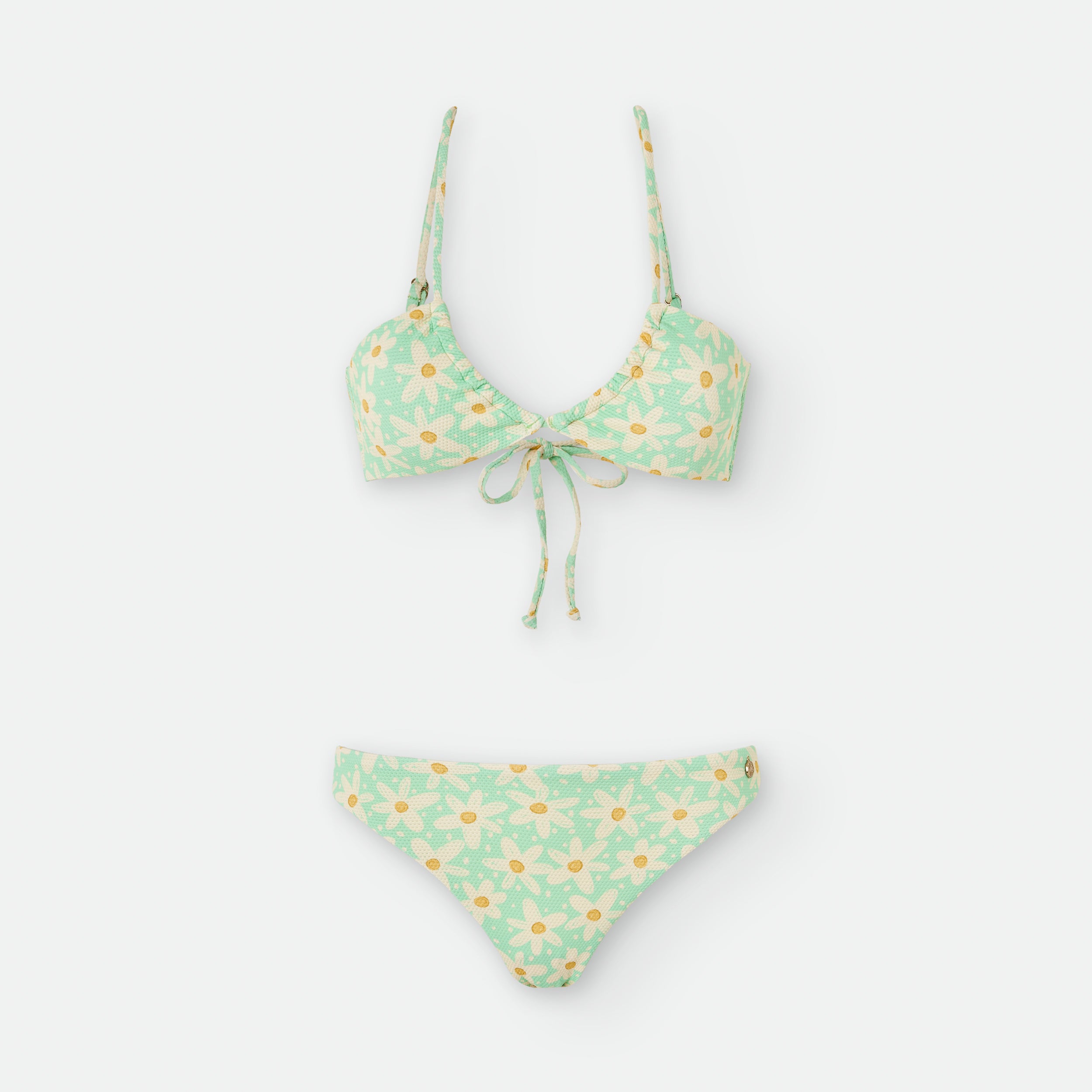 Biquíni Waterlemon de duas peças, verde pastel com estampado de margaridas, top triangular com laço frontal e cueca de cintura média, visto de frente.