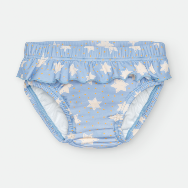 Cueca/fralda de praia Waterlemon azul claro para menina, padrão de estrelas brancas e pontos amarelos, com folho decorativo na cintura. Vista frontal.