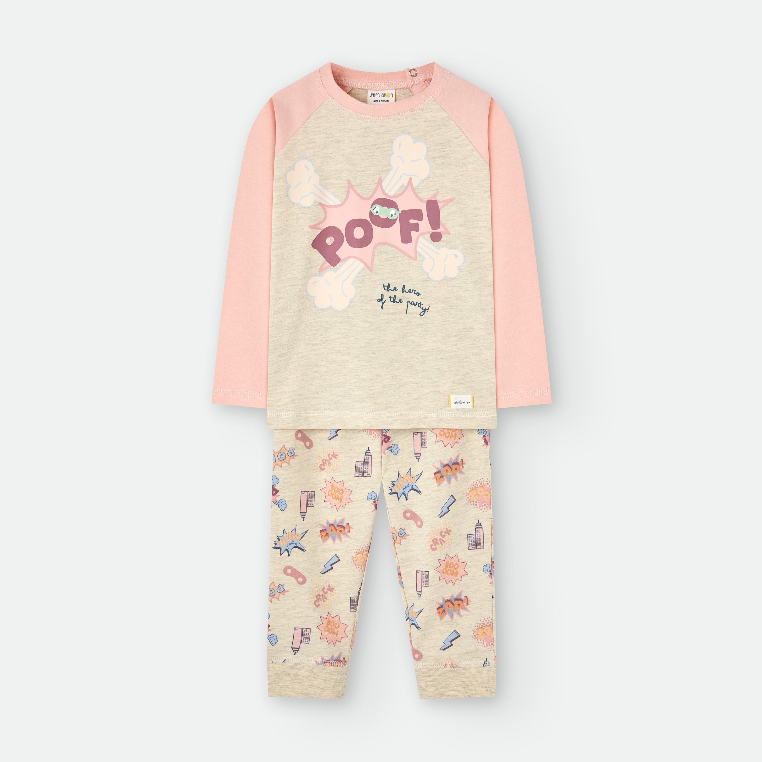 Pijama infantil Waterlemon, bege e rosa, 100% algodão, com camisola estampada "POOF!" e calças padrão banda desenhada.