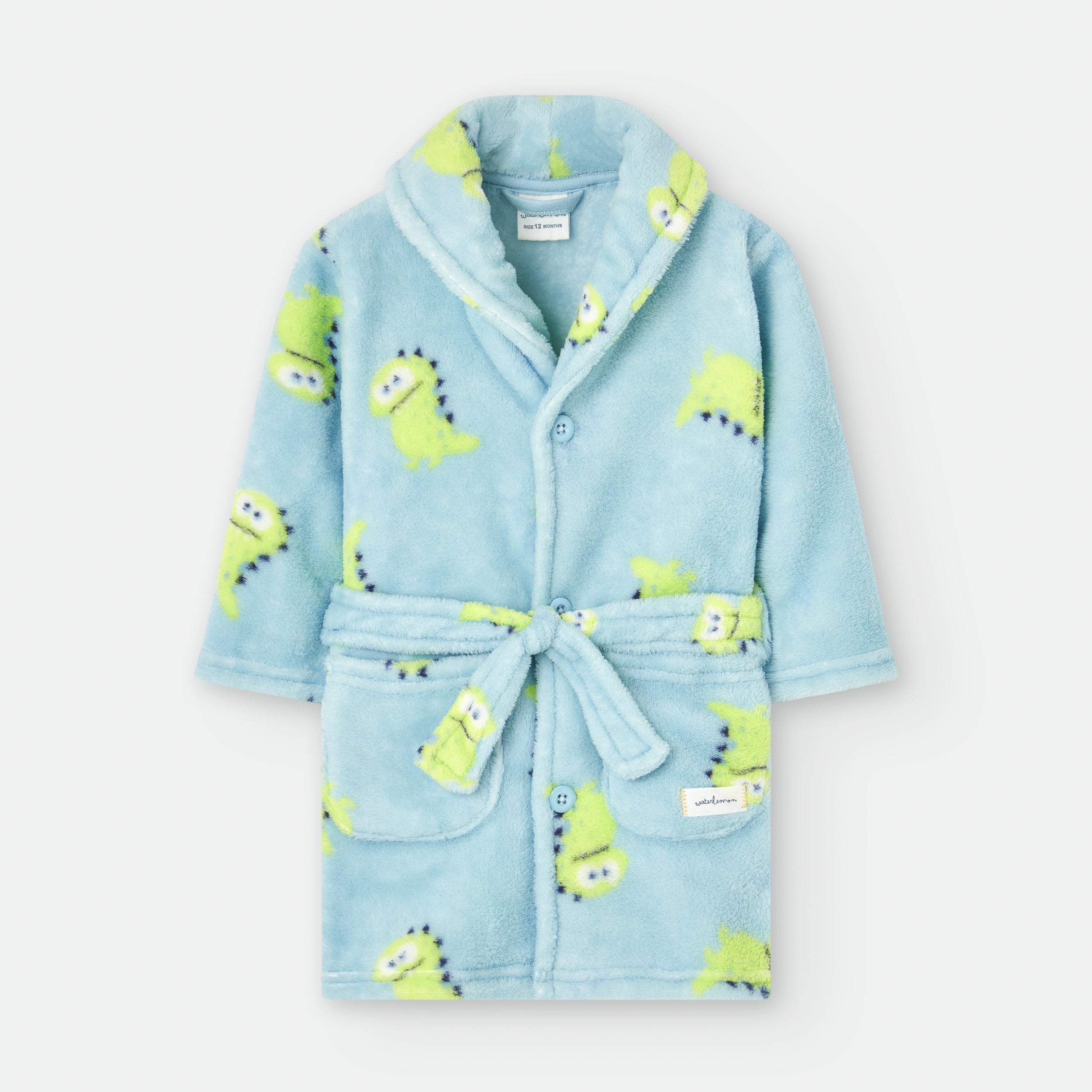 Roupão infantil Waterlemon azul-claro em coralina com padrão de dinossauros verdes, visto de frente, com cinto atado à cintura.