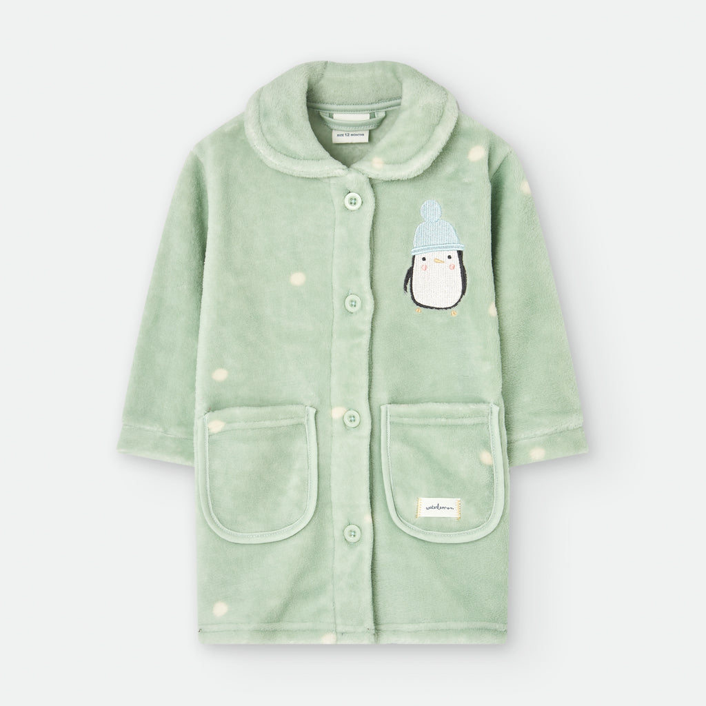 Roupão infantil Waterlemon verde-água em coralina com bolinhas, exibindo fecho de botões e um pinguim bordado com gorro azul no peito.