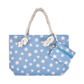 Saco de praia Waterlemon azul claro com padrão de estrelas brancas e pontos amarelos, alças de corda grossa e pequena bolsa com fecho a condizer.