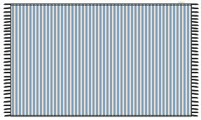 Toalha manta Waterlemon 160x200cm com padrão de riscas verticais azuis claras e brancas, com franjas pretas nas extremidades, ideal para praia.