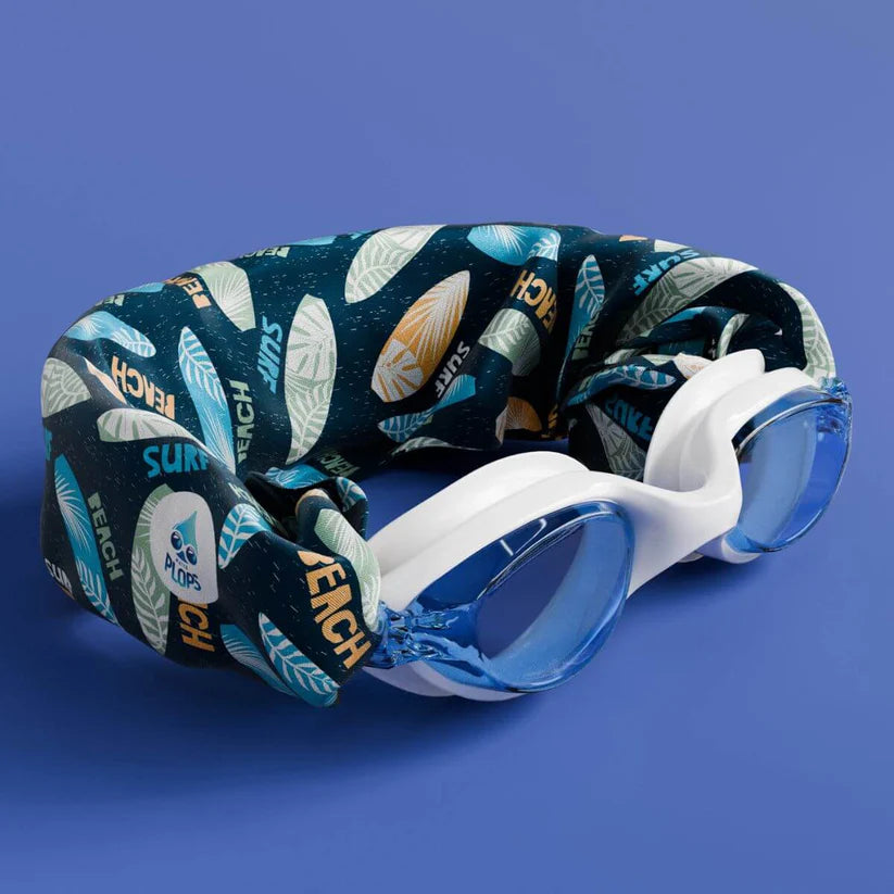 Óculos de natação Waterplops com armação branca e lentes azuis, presos por uma banda elástica com padrão de pranchas de surf.