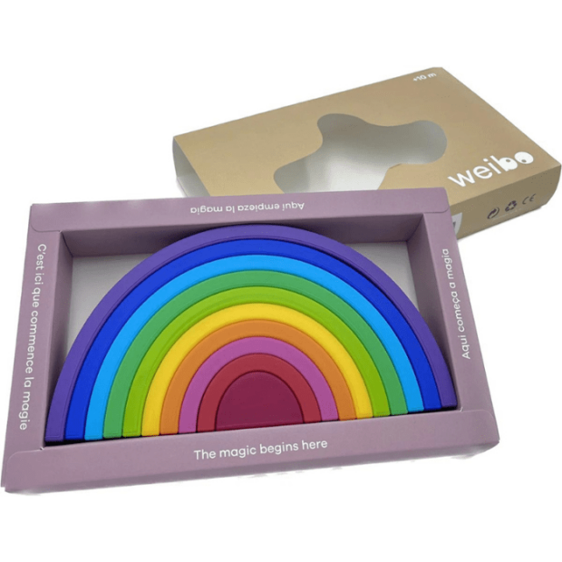 Mordedor Arco-Íris Weibo em silicone macio e colorido, apresentado na sua embalagem ecológica. Um brinquedo educativo para bebés que estimula a motricidade fina e o reconhecimento de cores.