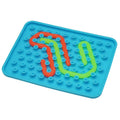 Wiggly Toy Jogo Sensorial azul com peças elásticas laranja e verde a formar um padrão complexo.