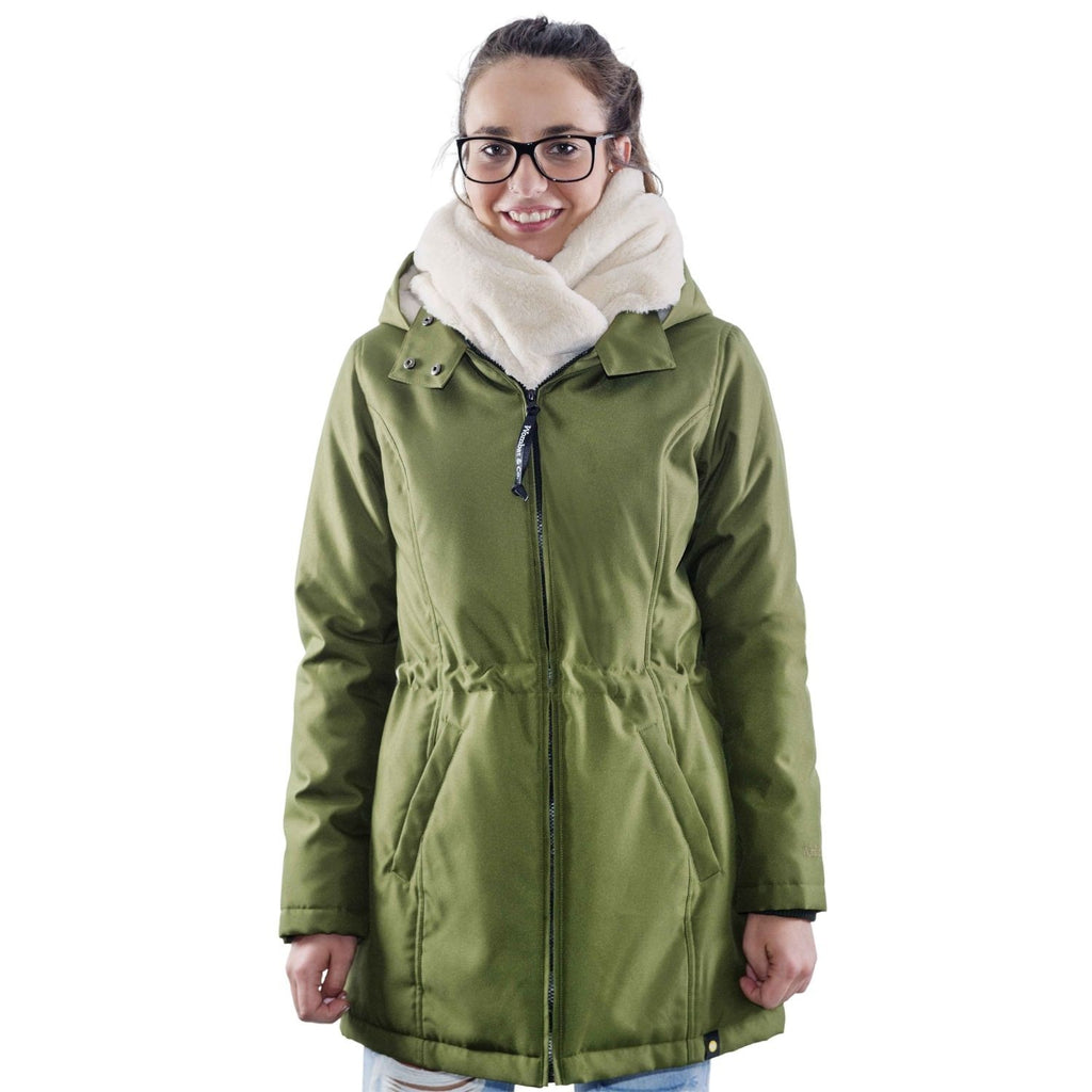 Mulher sorridente com óculos a usar o casaco Wombat Wallaby 2.0 verde floresta com gola de pelo sintético, isolada.