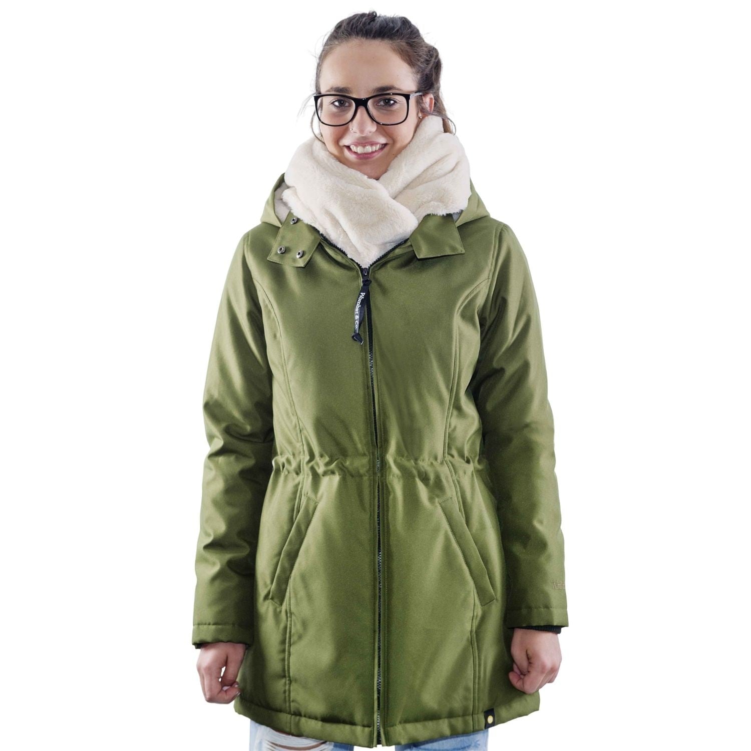 Mulher sorridente com óculos a usar o casaco Wombat Wallaby 2.0 verde floresta com gola de pelo sintético, isolada.