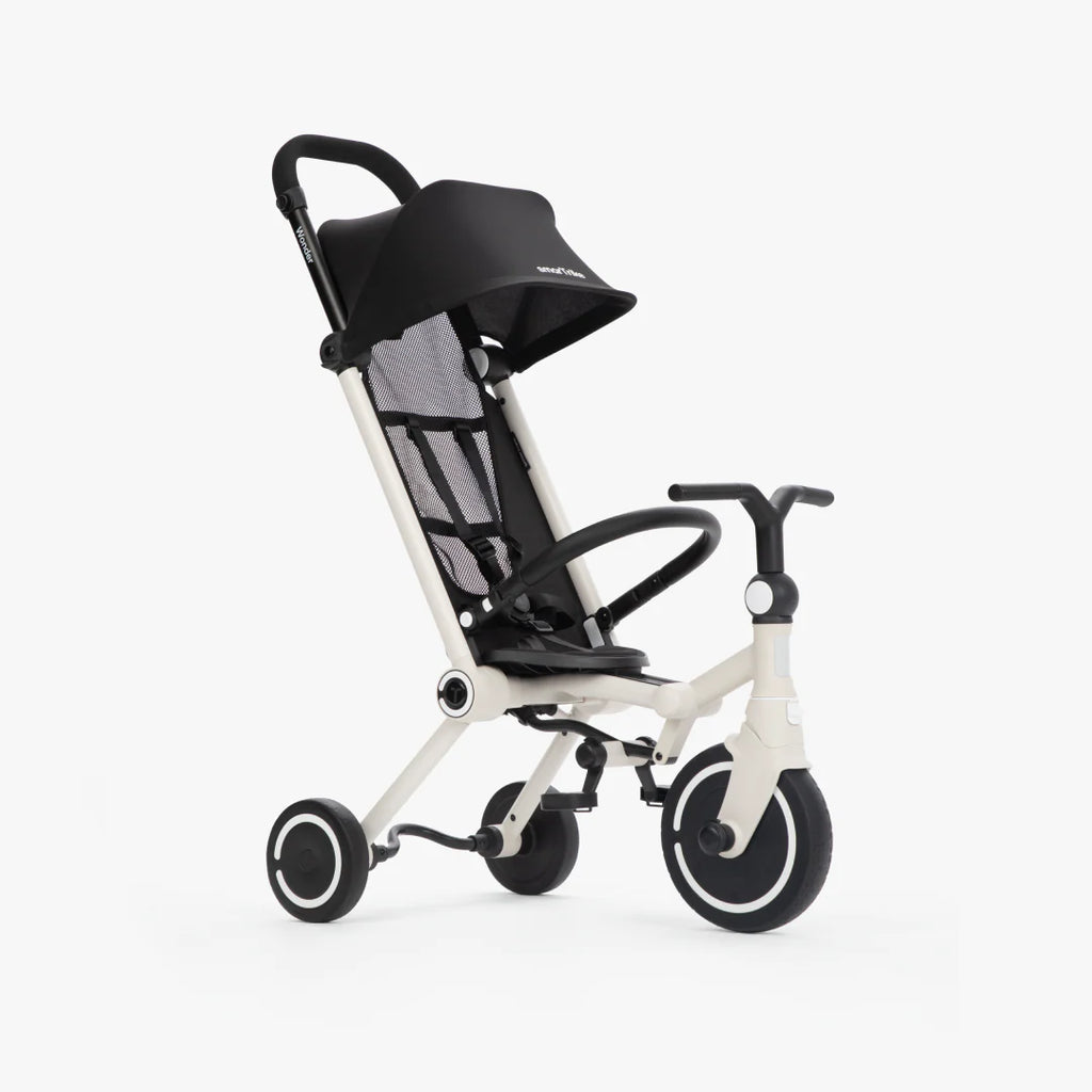 O SMARTRIKE Wonder Trotinete/Carrinho de Passeio na cor branco-creme, visto de um ângulo frontal, mostrando a capota preta e o assento de malha.