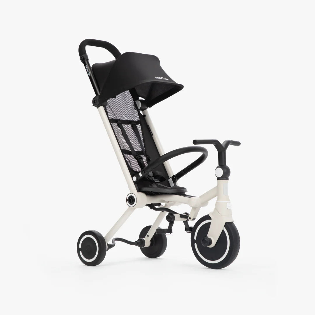 O SMARTRIKE Wonder Trotinete/Carrinho de Passeio na cor branco-creme, visto de um ângulo frontal, mostrando a capota preta e o assento de malha.