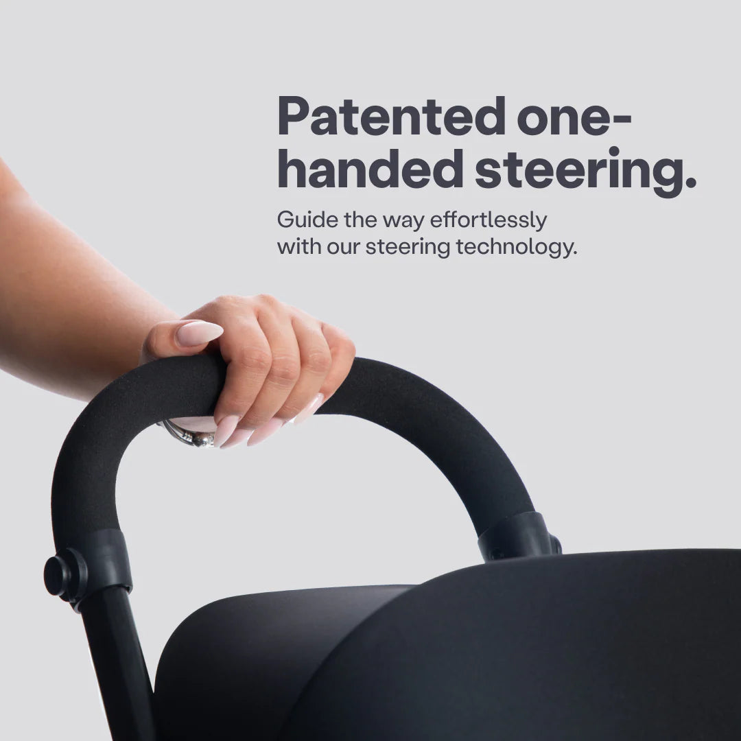 Detalhe da pega ergonómica do SMARTRIKE Wonder, realçando a tecnologia patenteada de direção com uma só mão para controlo sem esforço.