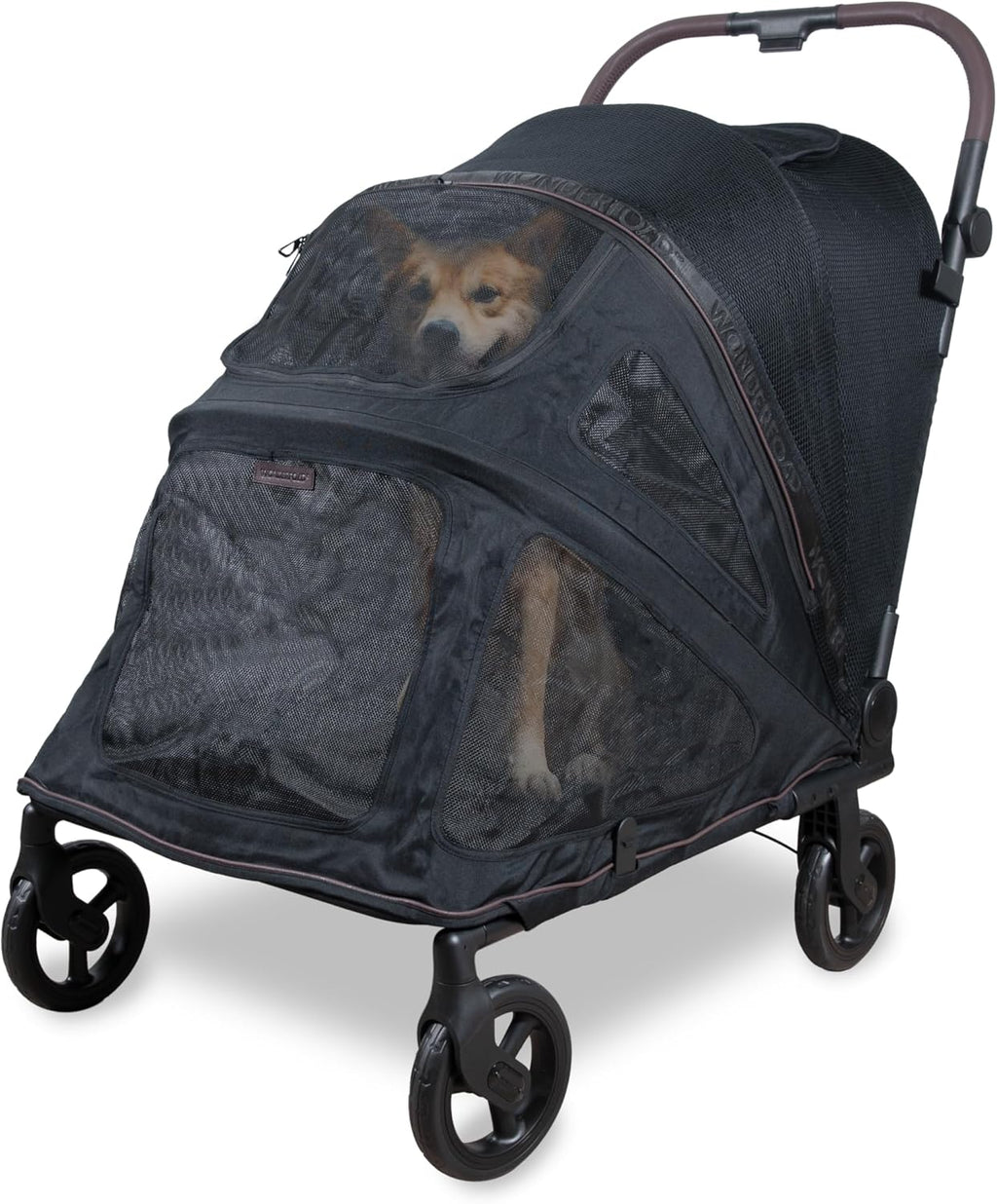 Cão Shiba Inu sentado confortavelmente dentro do carrinho Wonderfold com a malha de proteção fechada.