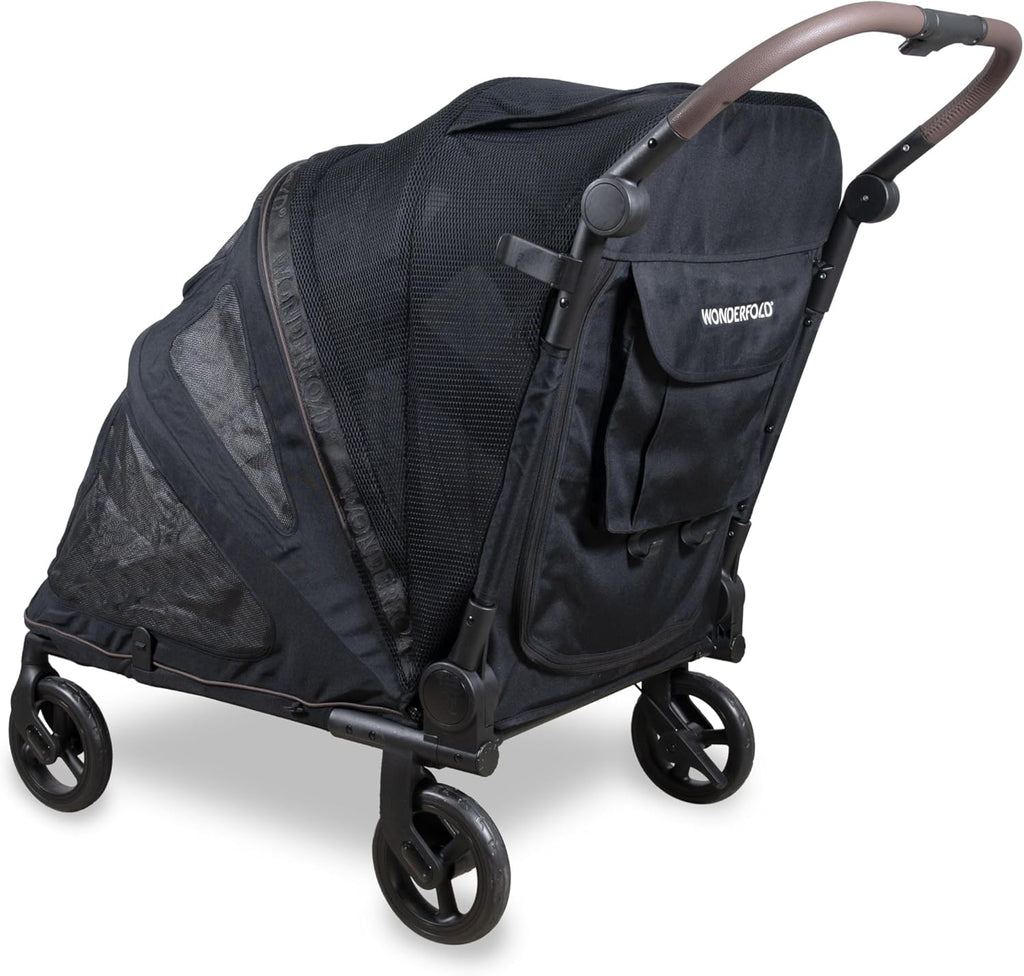 Vista traseira em perspetiva do carrinho Wonderfold com bolso de arrumação e guiador ergonómico.