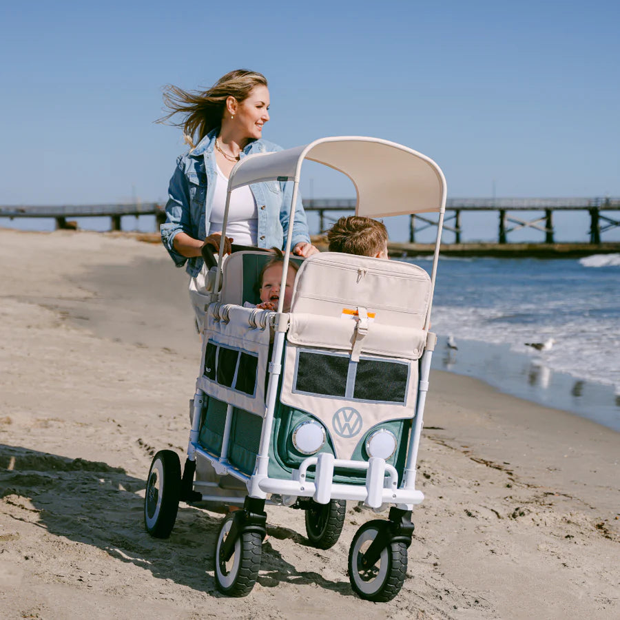 Vista superior do interior do vagão, mostrando a entrada frontal com fecho e a ventilação das laterais em malha.