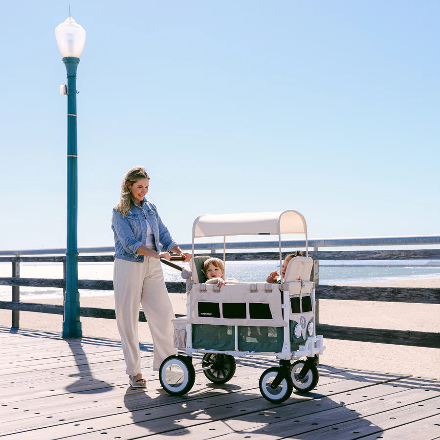 Wonderfold Wagon Série W2 cinzento, dobrado e de pé, pronto para arrumação compacta, mostrando o sistema de fecho.