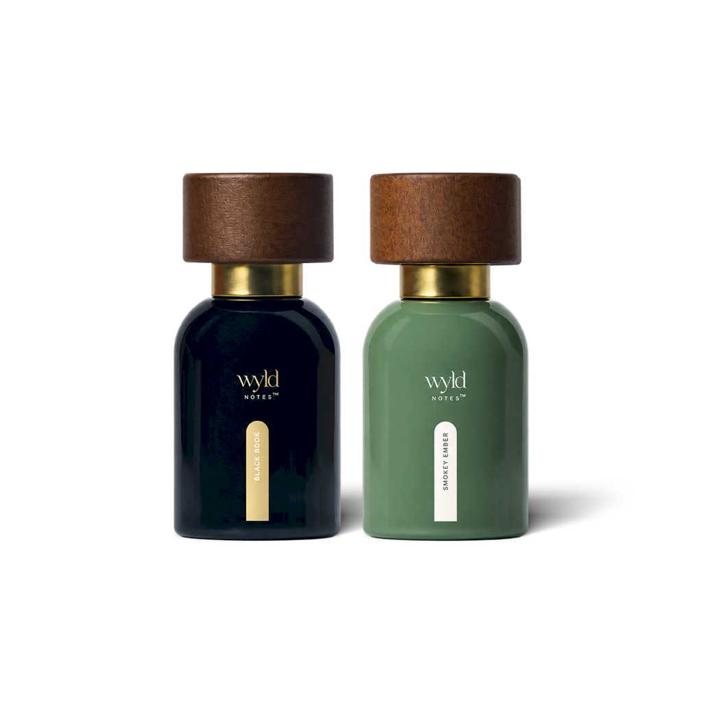 Frascos de perfume natural Wyld Notes Black Book e Smokey Ember de 30 ml com tampa de madeira, sobre fundo branco