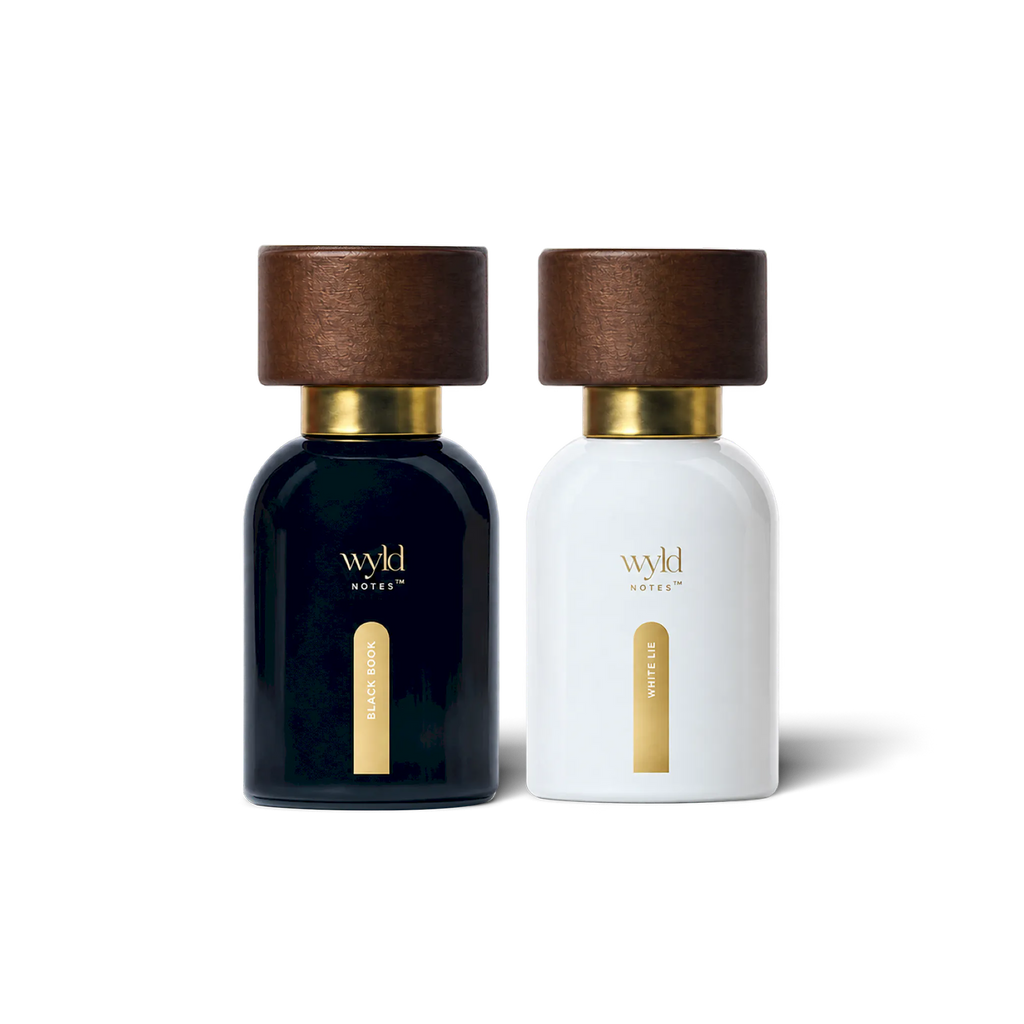 Frascos de perfume natural Wyld Notes Black Book e White Lie de 30 ml com tampa de madeira, sobre fundo branco