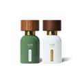 Frascos de perfume natural Wyld Notes White Lie e Sweet Decadence de 30 ml com tampa de madeira, sobre fundo branco