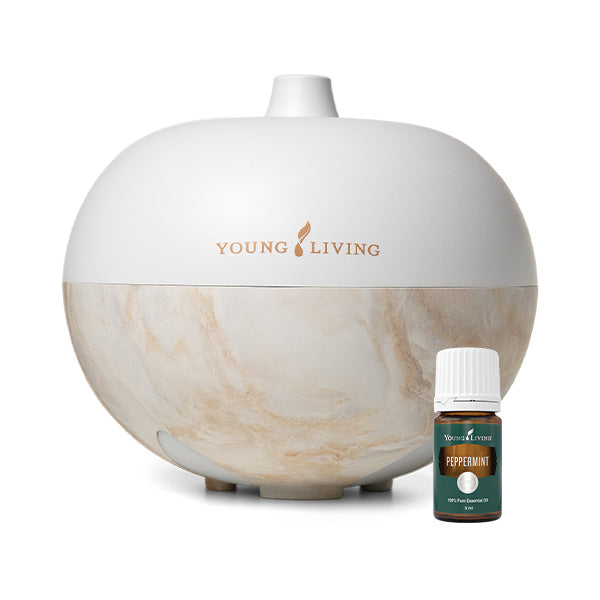 Difusor Aromaglobe Young Living com base em mármore bege e branco, ao lado de um frasco de óleo essencial Peppermint.