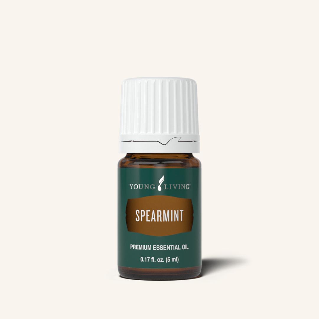 Frasco de óleo essencial Spearmint Young Living de 5ml, com rótulo verde e tampa branca, sobre fundo neutro.