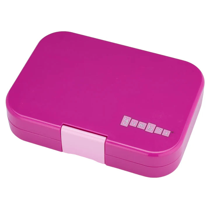 Lancheira Yumbox fechada, cor magenta, com fecho rosa claro e logótipo "Yumbox" gravado na tampa.