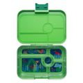 Lancheira Yumbox Tapas verde aberta, mostrando os 5 compartimentos com a decoração temática "Jurassic Green + Jungla" no tabuleiro interior.
