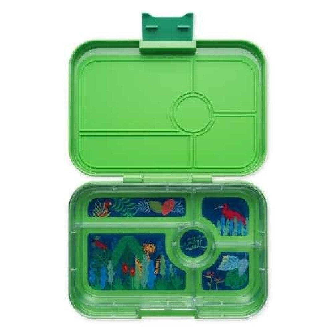 Lancheira Yumbox Tapas verde aberta, mostrando os 5 compartimentos com a decoração temática "Jurassic Green + Jungla" no tabuleiro interior.