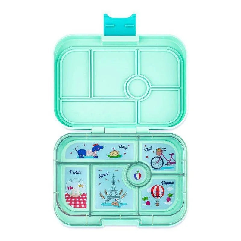 Vista lateral da Yumbox Lancheira fechada, destacando o fecho fácil de abrir, ideal para crianças, em cor azul-claro.