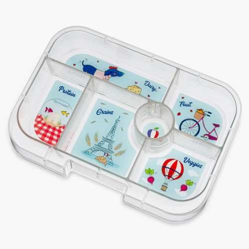 Detalhe da tampa da Yumbox Lancheira com o sistema de fecho fácil para crianças e vedação de silicone visível.