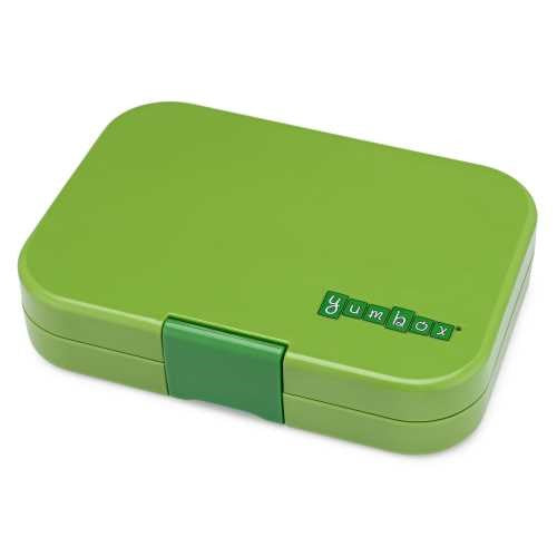A Lancheira Yumbox em uso, ao lado de uma garrafa de água, demonstrando o seu tamanho compacto para a escola ou creche.
