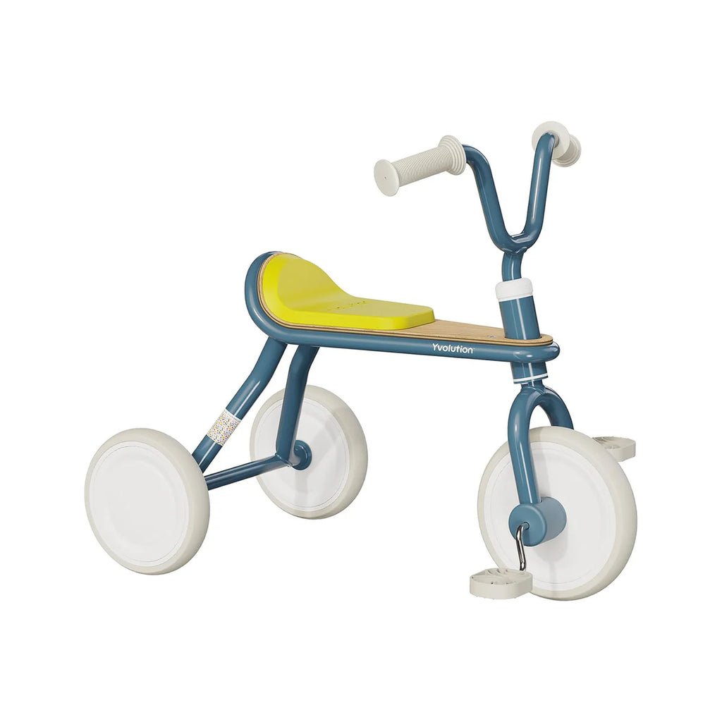 Triciclo infantil Yvolution Classic Trike em azul com detalhes em madeira e assento amarelo sobre fundo branco.