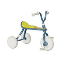 Triciclo infantil Yvolution Classic Trike em azul com detalhes em madeira e assento amarelo sobre fundo branco.