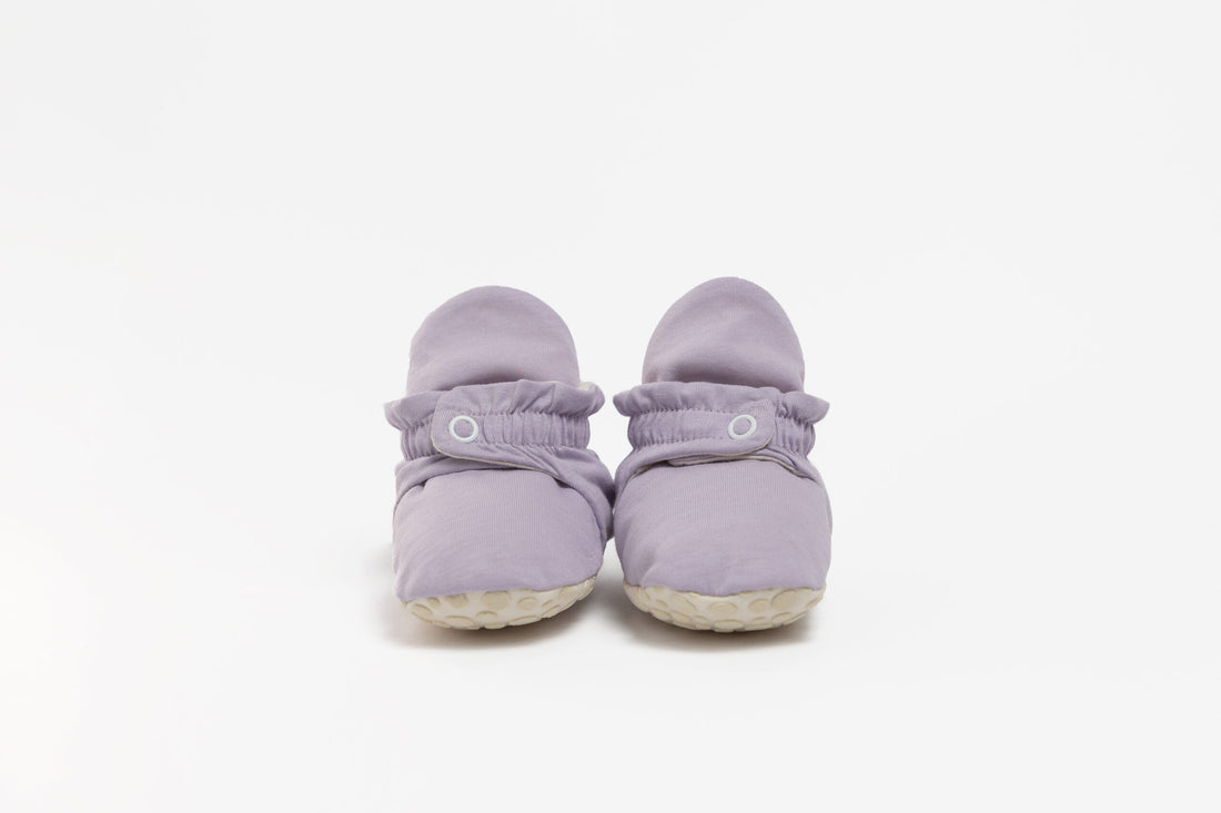 Pantufas botinhas lilás, com uma cor suave e um design confortável, apresentadas de frente.
