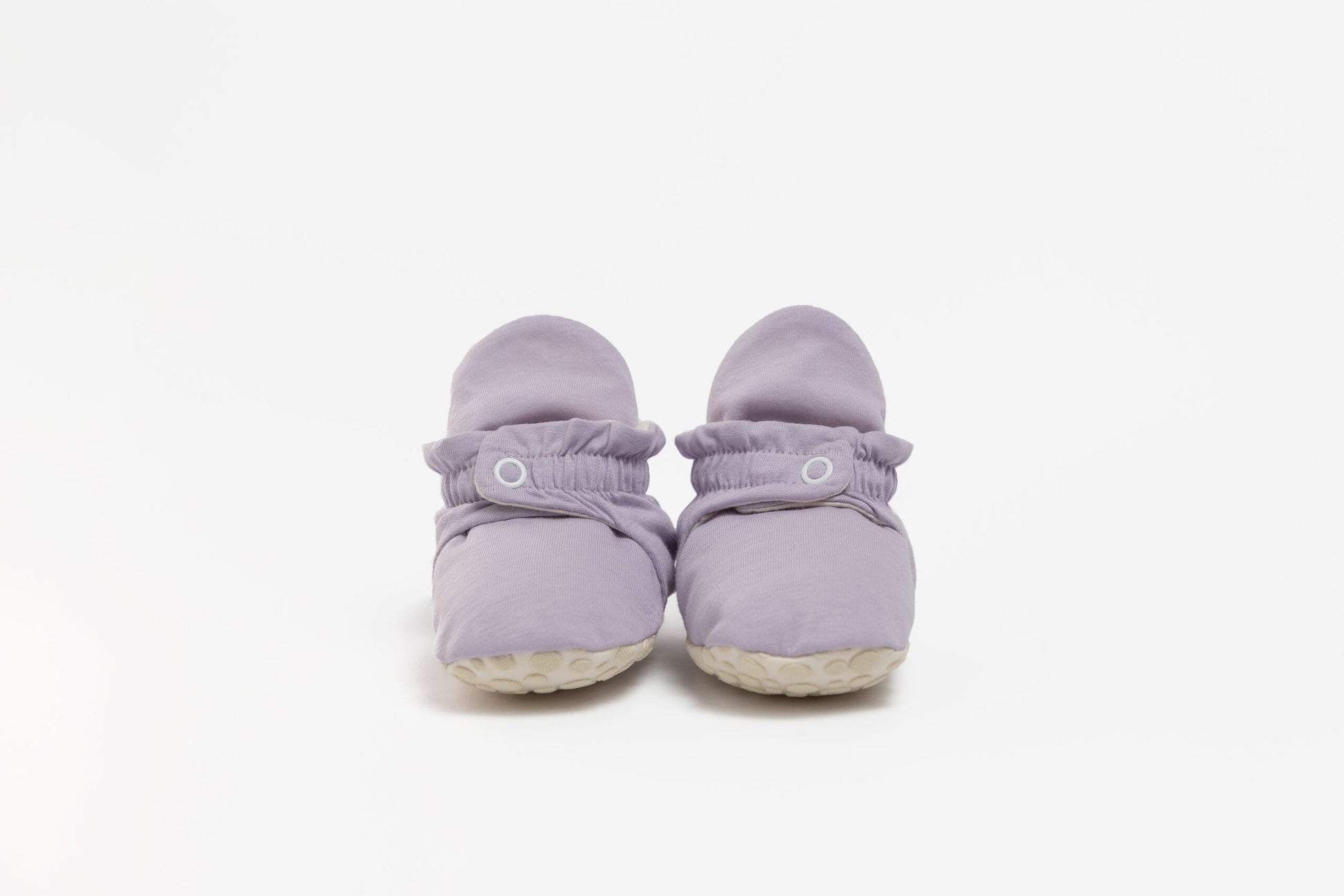 Pantufas botinhas lilás, com uma cor suave e um design confortável, apresentadas de frente.
