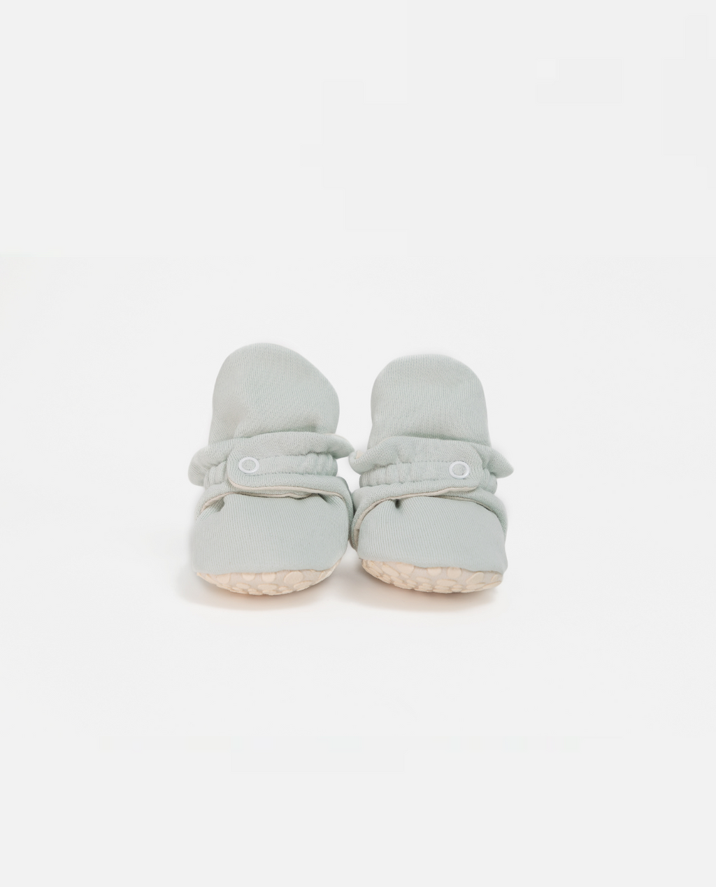 Par de pantufas botinhas de bebé Zás Trás cor Ice Shake, em algodão orgânico, com fecho de mola, vistas de frente sobre fundo branco.