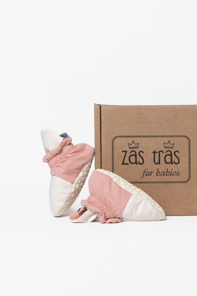 Pantufas botinhas bebé Zas Trás Pink PopCorn ao lado da sua caixa de cartão com o logótipo "zãs trãs for babies".