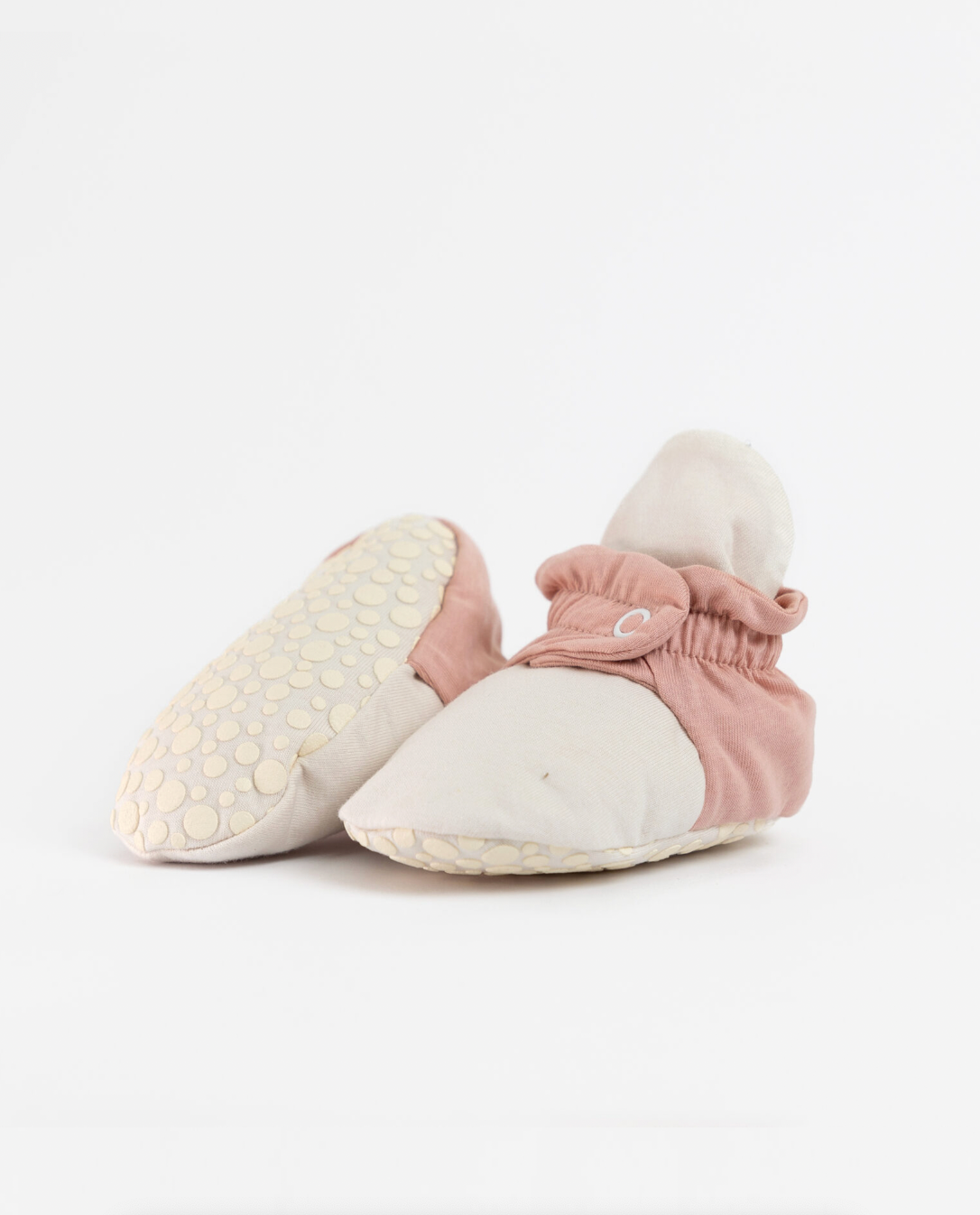 Par de pantufas botinhas de bebé Zas Trás, algodão orgânico rosa 'Pink PopCorn' e cru, com sola antiderrapante visível.