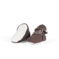 Par de pantufas botinhas de bebé Zás Trás cor Chocolate Tiramisu, mostrando a sola antiderrapante em destaque.