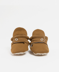 Par de pantufas botinhas de bebé Zás Trás cor Honey Mustard em algodão orgânico, vistas de frente, com fecho de mola.