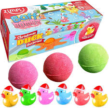 Conjunto de seis bombas de banho redondas em tons de rosa e verde, juntamente com seis patos de borracha de Natal, representando o conteúdo do produto.