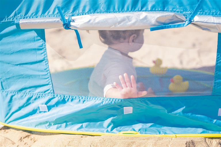 Detalhe da janela com rede da Olmitos Tenda Piscina Pop Up, com um bebé visível através dela.