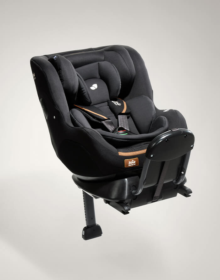 Cadeira auto Joie i-Prodigi preta, em posição contra marcha, mostrando a fixação Isofix e apoio de pernas.