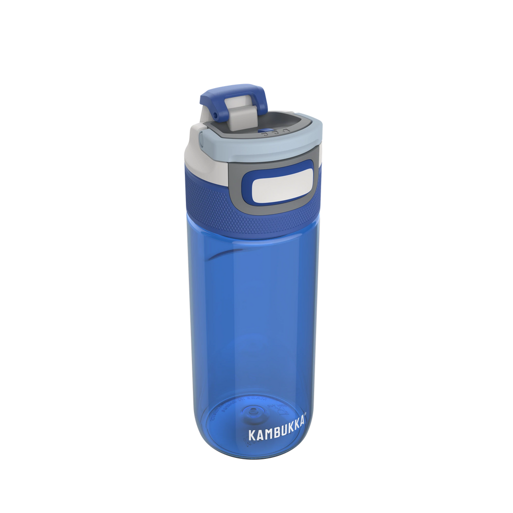 Garrafa Kambukka Elton 500ml azul transparente com tampa cinzenta e azul, vista em ângulo.