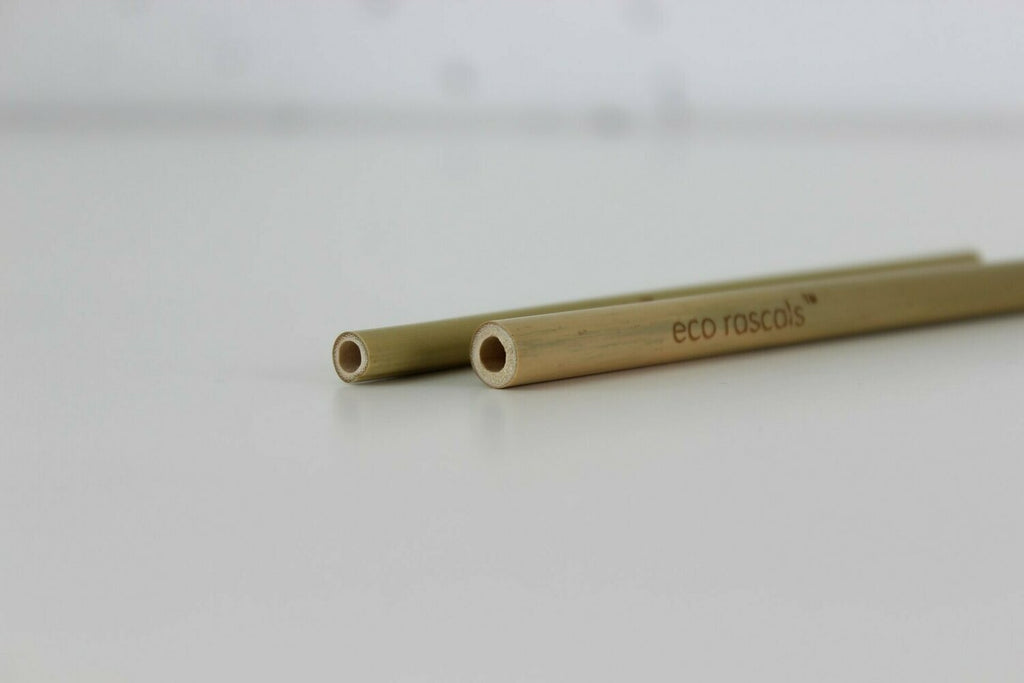 Detalhe das duas palhinhas de bambu Eco Rascals, evidenciando a textura natural.