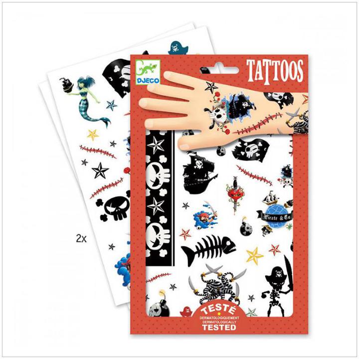 Duas folhas das Djeco 50 Tatuagens Piratas, uma na embalagem e outra ligeiramente visível por trás, com ilustrações de piratas, sereias e caveiras.
