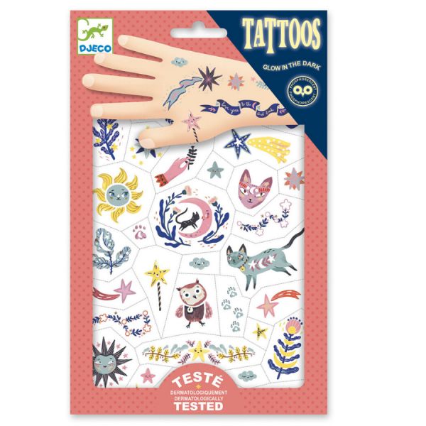Embalagem das tatuagens Djeco Bons Sonhos que brilham no escuro, com ilustrações de gatos, luas, estrelas, corujas e uma mão com tatuagens aplicadas.