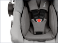 Imagem aproximada da área do arnês da cadeira auto PIPA Next, mostrando o sistema de fecho e o acolchoamento.