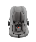 Imagem frontal de uma cadeira auto PIPA Next sem a capota, mostrando o assento e o encosto de cabeça ajustável.